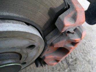 Как проверить тормозные колодки не снимая колеса?