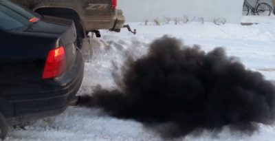 Черный выхлоп из глушителя дизельный двигатель